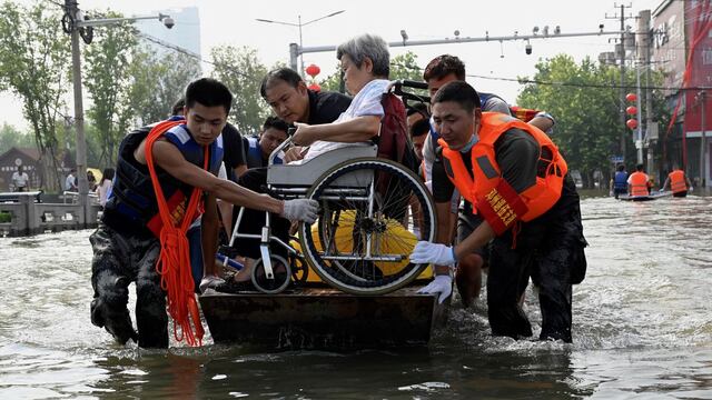 Nuevas inundaciones afectan centro de China y dejan al menos 56 muertos mientras tifón se acerca