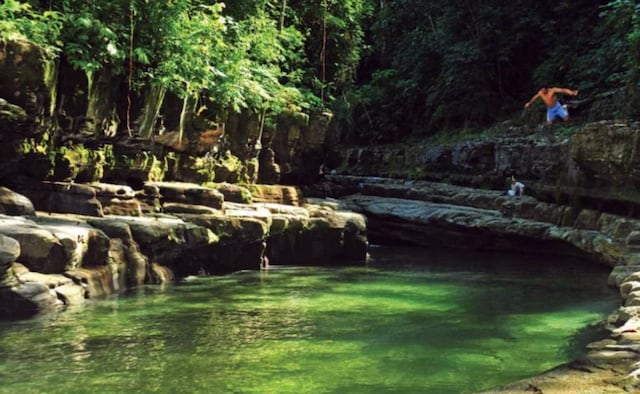 Piscina natural de Betania, Junín. La Piscina Natural de Betania es un oasis sereno y hermoso. Rodeada de exuberante vegetación y aguas cristalinas, ofrece un refugio tranquilo para aquellos que buscan escapar del bullicio de la ciudad. Con su ambiente relajante y su entorno natural impresionante, la piscina es un lugar perfecto para disfrutar de un día de paz y conexión con la naturaleza. (Foto: El Comercio)