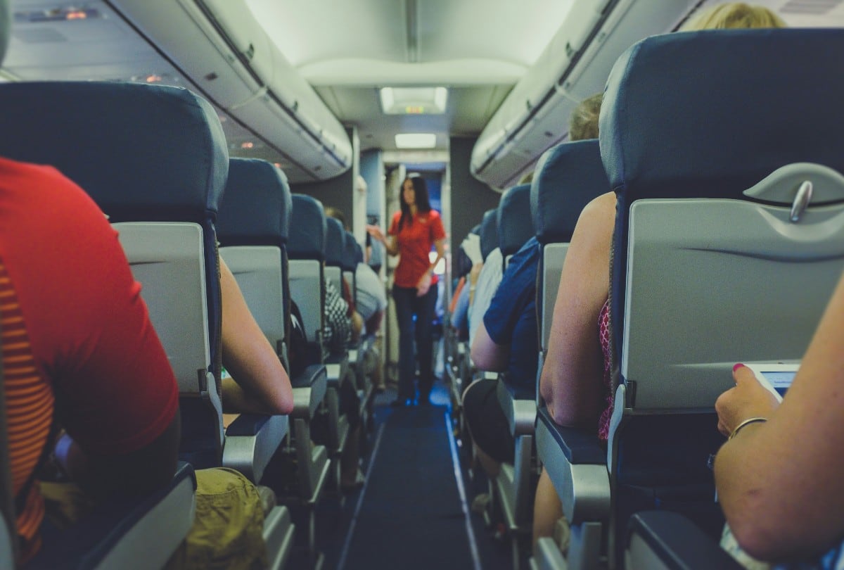 Nicole Lazo, una viajera frecuente que ha recorrido 36 países junto a su familia, aprendió a hacer más cómodos los vuelos largos en clase económica. (Foto referencial: Kenny Eliason / Unsplash)