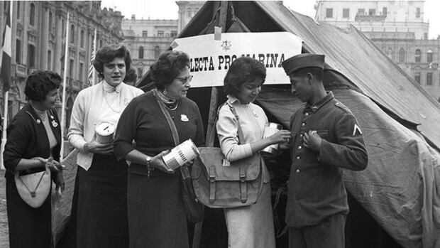 Una escena de la Colecta Pro Marina en la plaza San Martín de Lima en 1959. (Foto: Archivo Histórico de El Comercio)