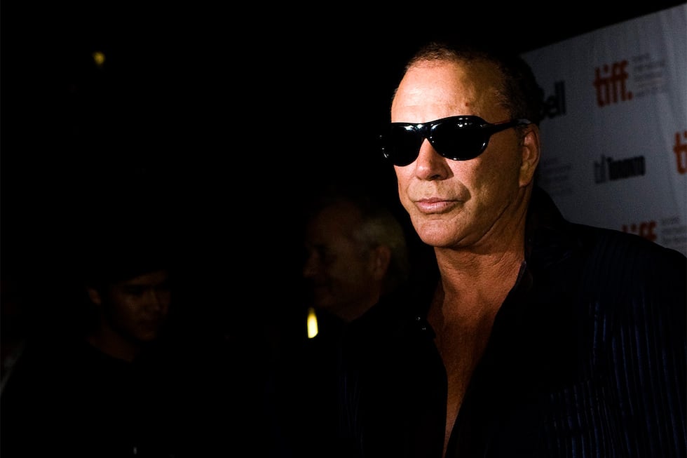 Mickey Rourke comparte protagonismo con Megan Fox en la película "Passion Play". En esta fotografía, el actor posa durante el recorrido del filme por el Festival Internacional de Cine de Toronto 2010. (Foto: AP/The Canadian Press, Nathan Denette)