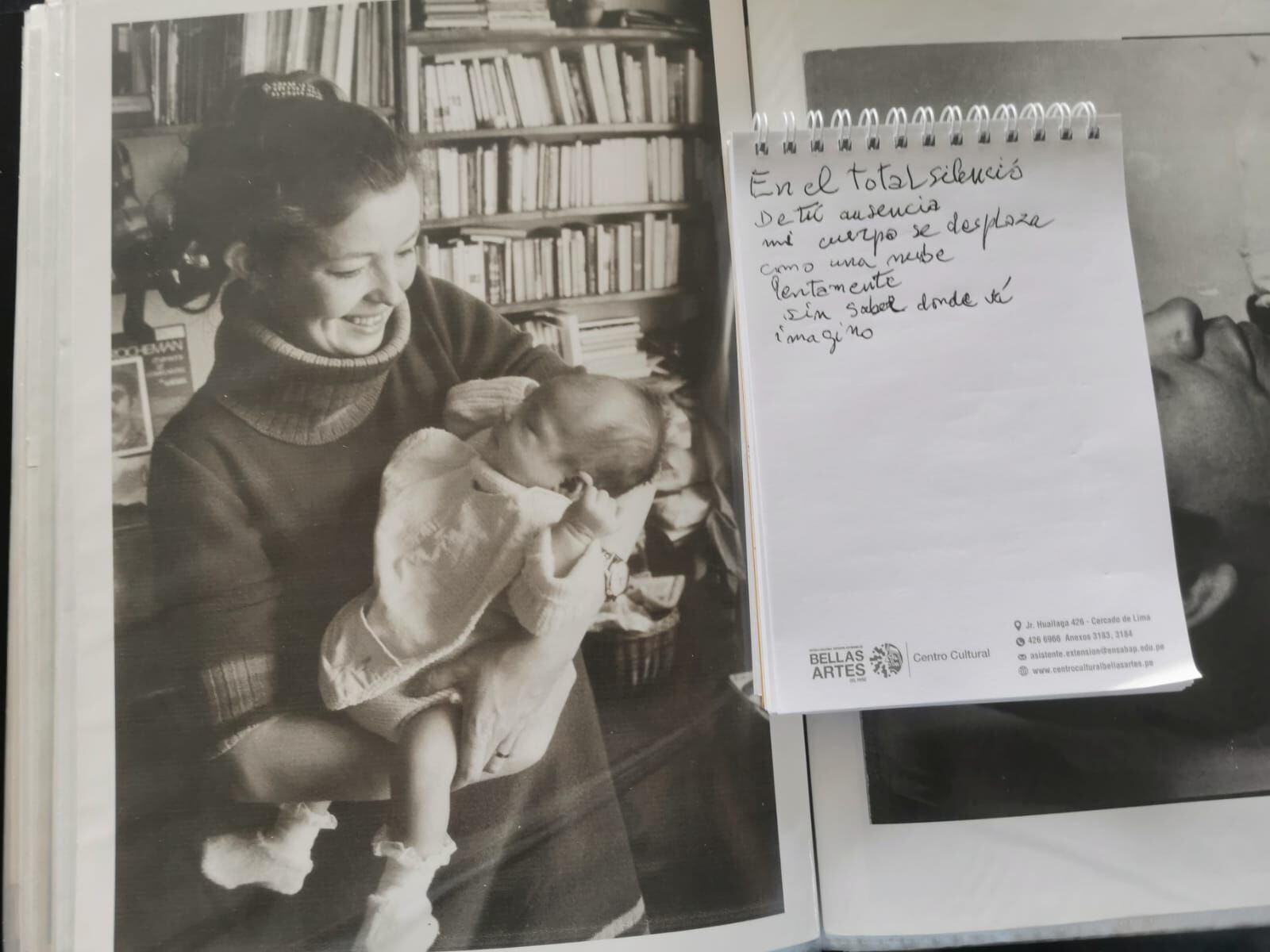Una foto de Hélène, esposa de Alberto Quintanilla, y de su pequeño hijo Alberto, acompaña uno de los poemas que el artista sigue escribiendo a mano. (Foto: Juan Carlos Fangacio)