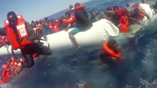 El rescate de un bote cargado de migrantes cuando se hundía en el Mediterráneo[VIDEO]