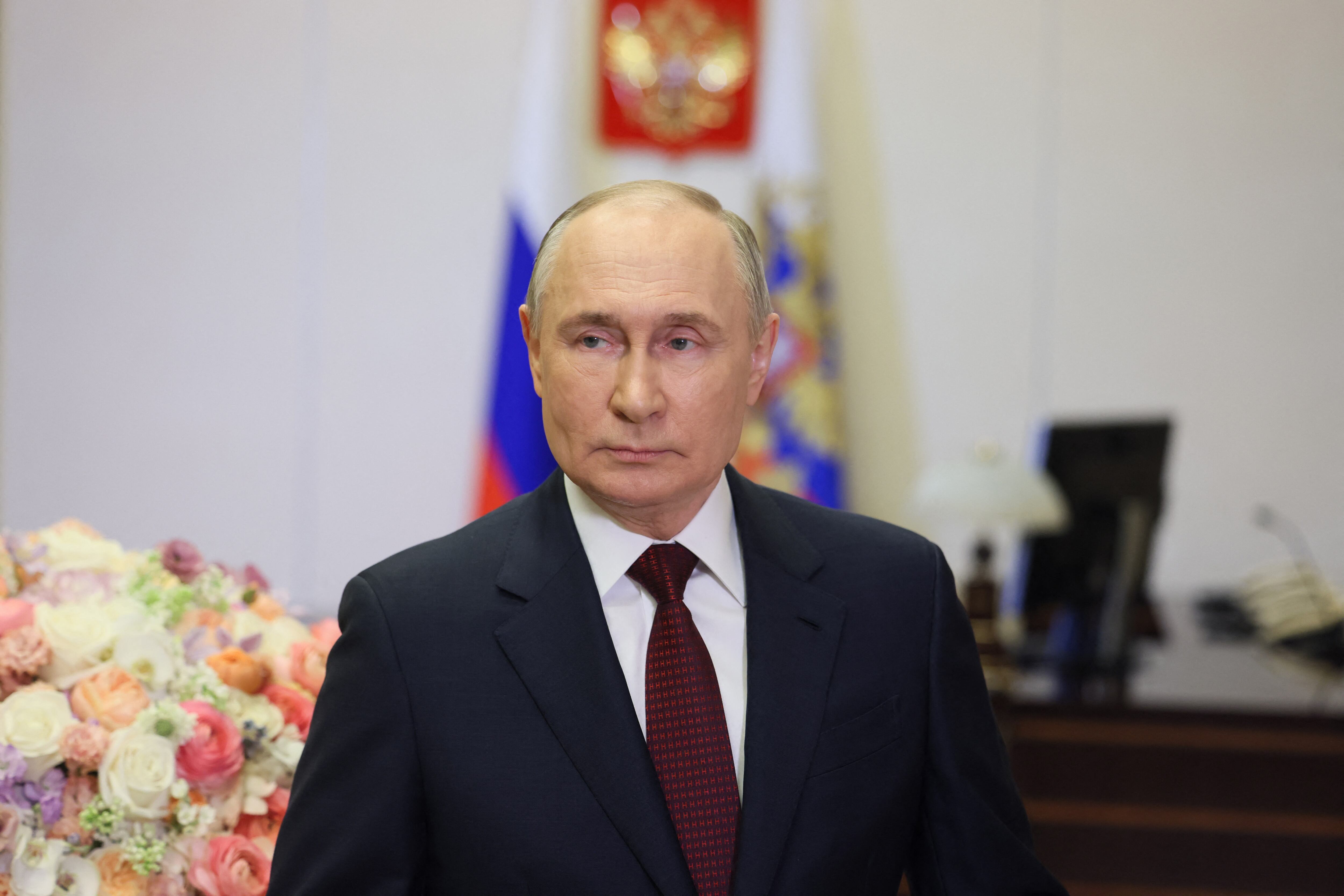 El presidente Vladimir Putin felicita a las mujeres rusas desde su residencia en Moscú, el 8 de marzo de 2024 (Foto de Mikhail METZEL / POOL / AFP) / Nota del editor: esta imagen es distribuida por la agencia estatal rusa agencia sputnik