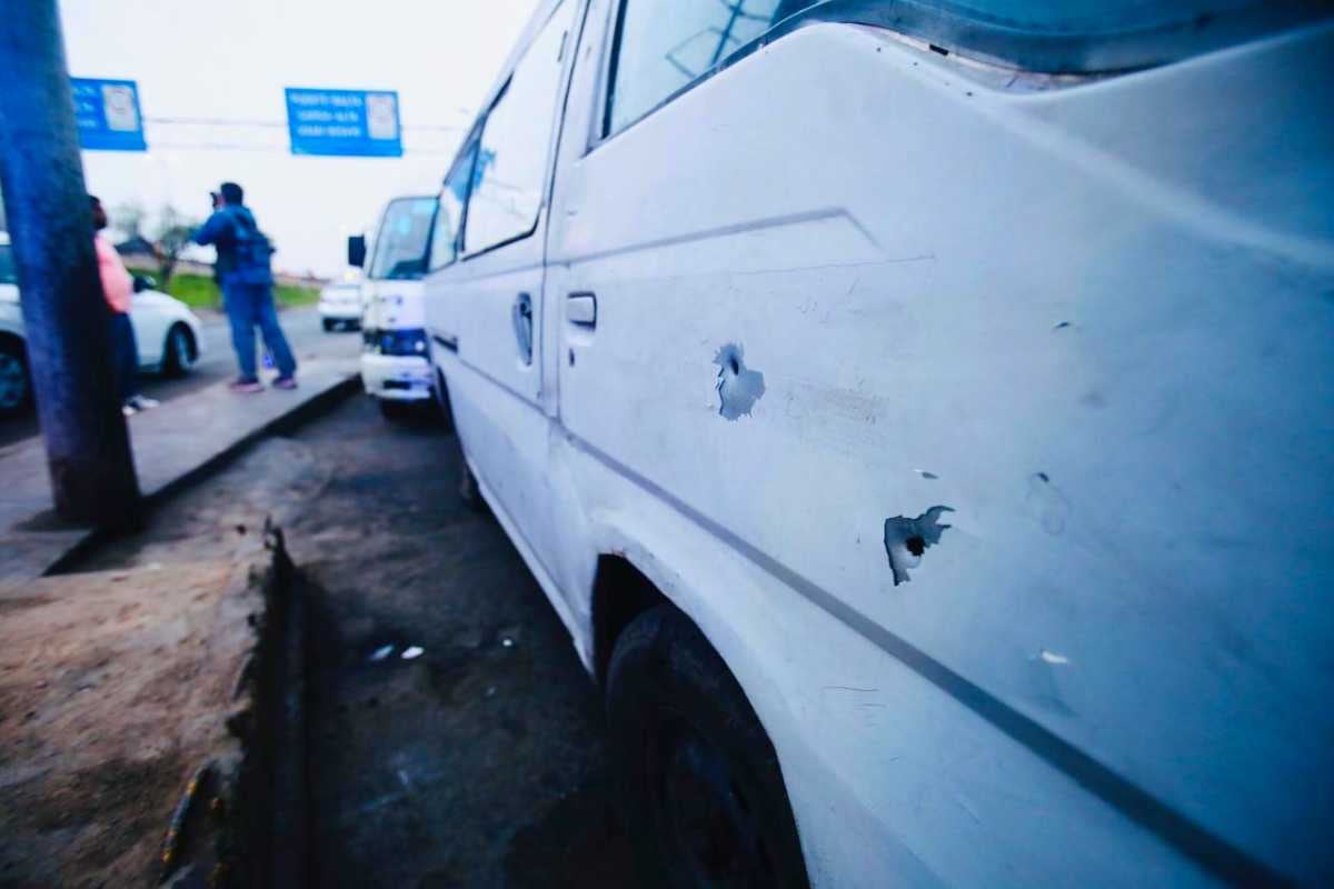 Las extorsiones continúan afectando al transporte urbano. Extorsionadores balean dos combis a la altura del Puente Nuevo en el Agustino. Fotos: César Grados/@photo.gec