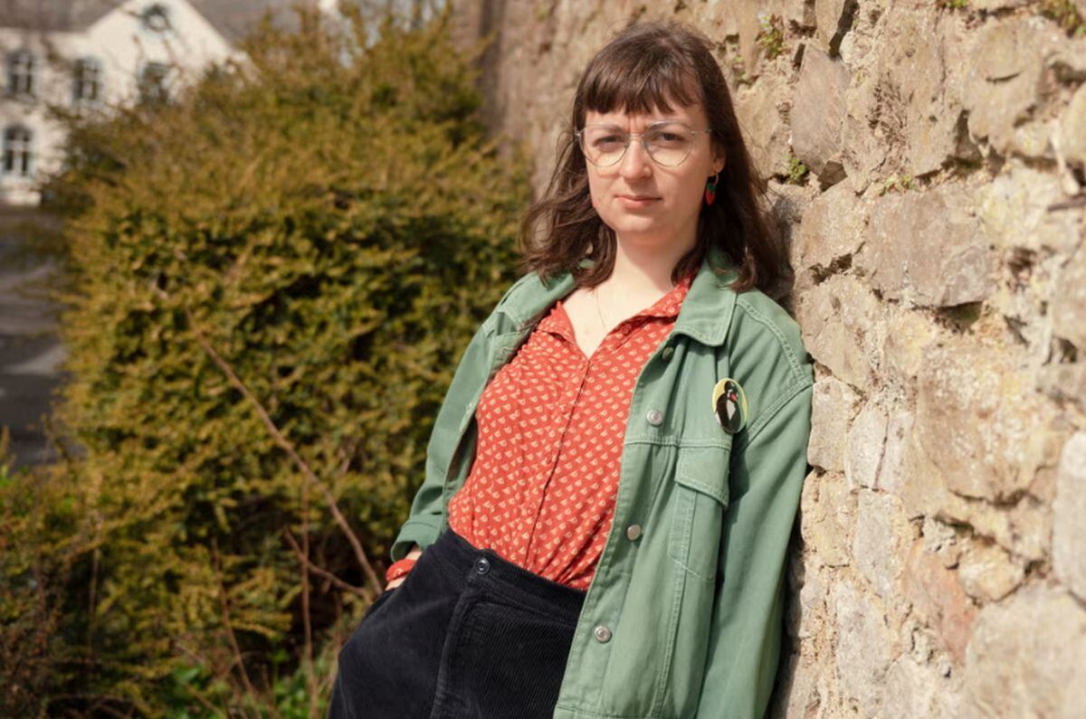 Una fotografía de Rebecca Burke a las afueras de la casa de sus padres en South Wales. (Foto The Guardian)