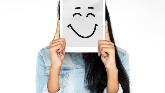 Tu obsesión por estar siempre bien te está arruinando la vida: por qué el exceso de “positividad” también agota