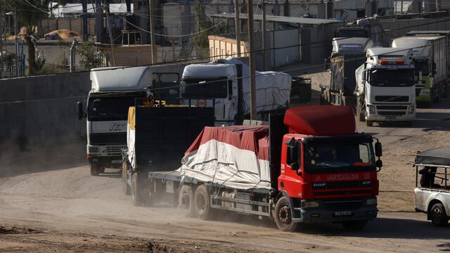 Entra nuevo convoy de camiones de ayuda desde Egipto en segundo día de la tregua en Gaza