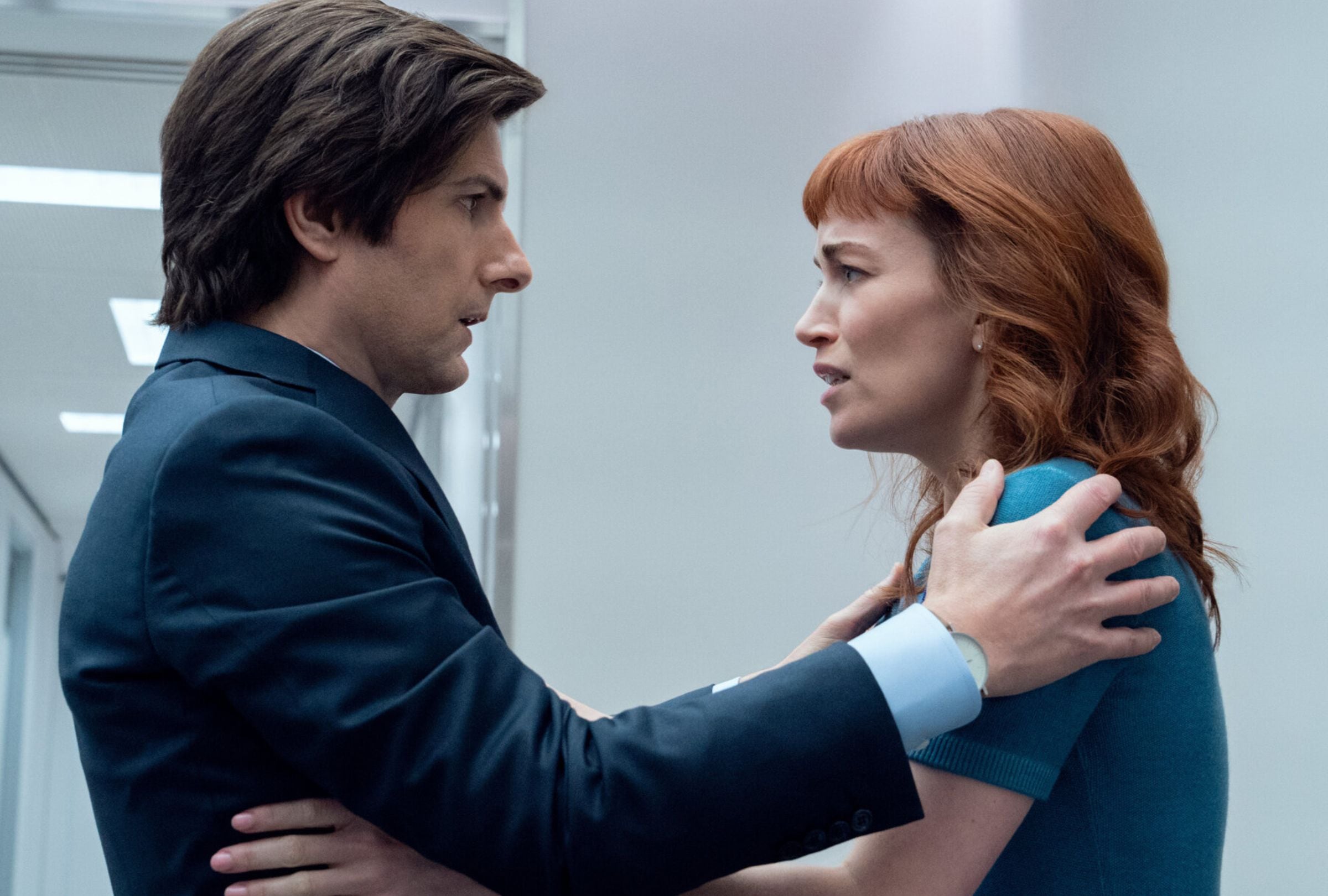 Adam Scott como Mark Scout y Britt Lower como Helly Riggs en una escena de la serie "Severance" (Foto: Apple TV+)