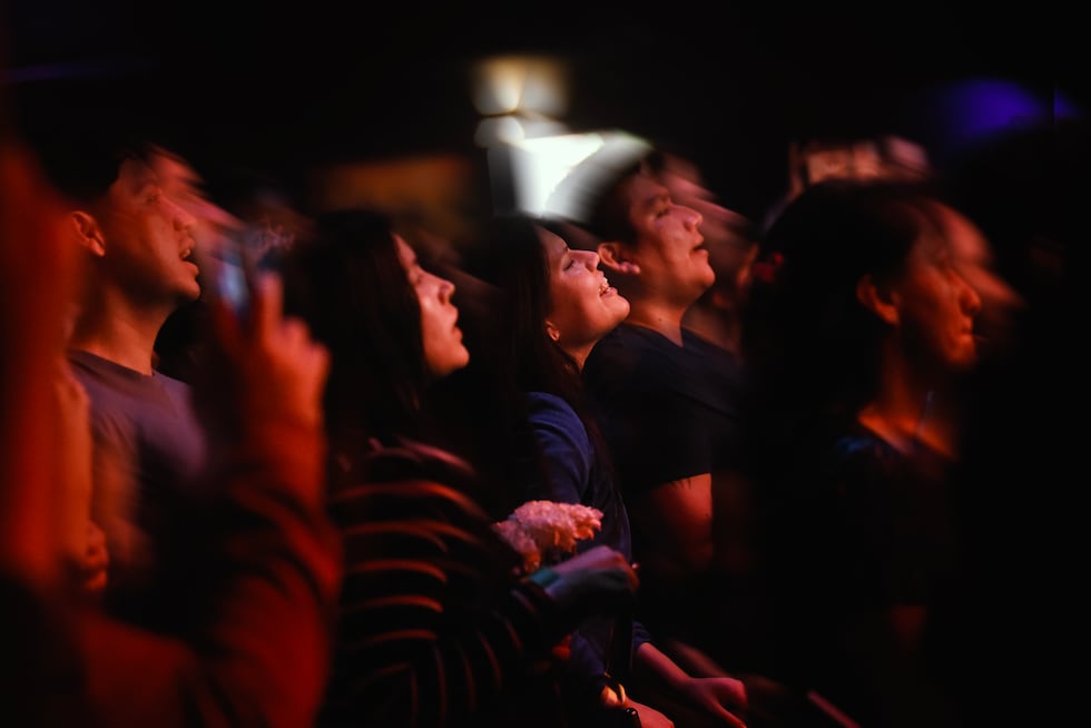 Tras el pedido de Rizzi, chicas, chicos y varias parejas, los fans del cantante, se levantaron de sus lugares, dejaron lo que estaban comiendo y bebiendo y acompañaron cantando al intérprete de "Amapolas", todos sus temas.
