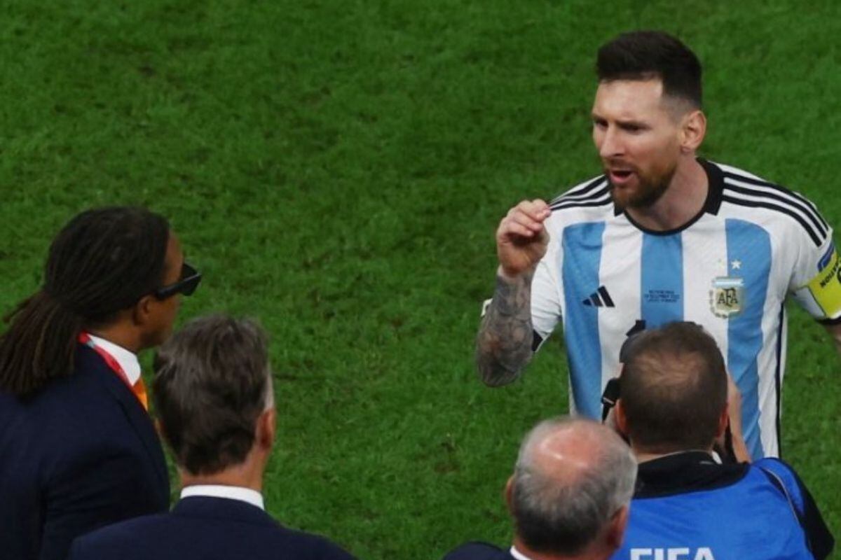 Lionel Messi fue a encarar Van Gaal tras el triunfo por penales de Argentina. (Foto: Agencias)