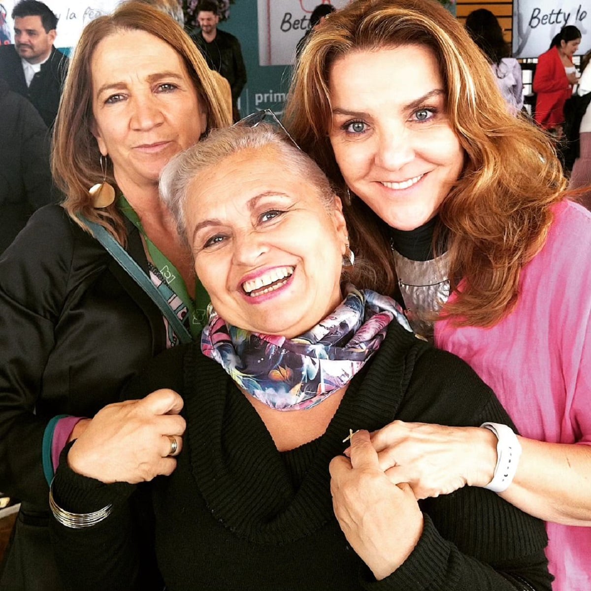 Adriana Franco junto a sus compañeras de la serie "Betty, la fea: La historia continúa" (Foto: Adriana Franco/ Instagram)