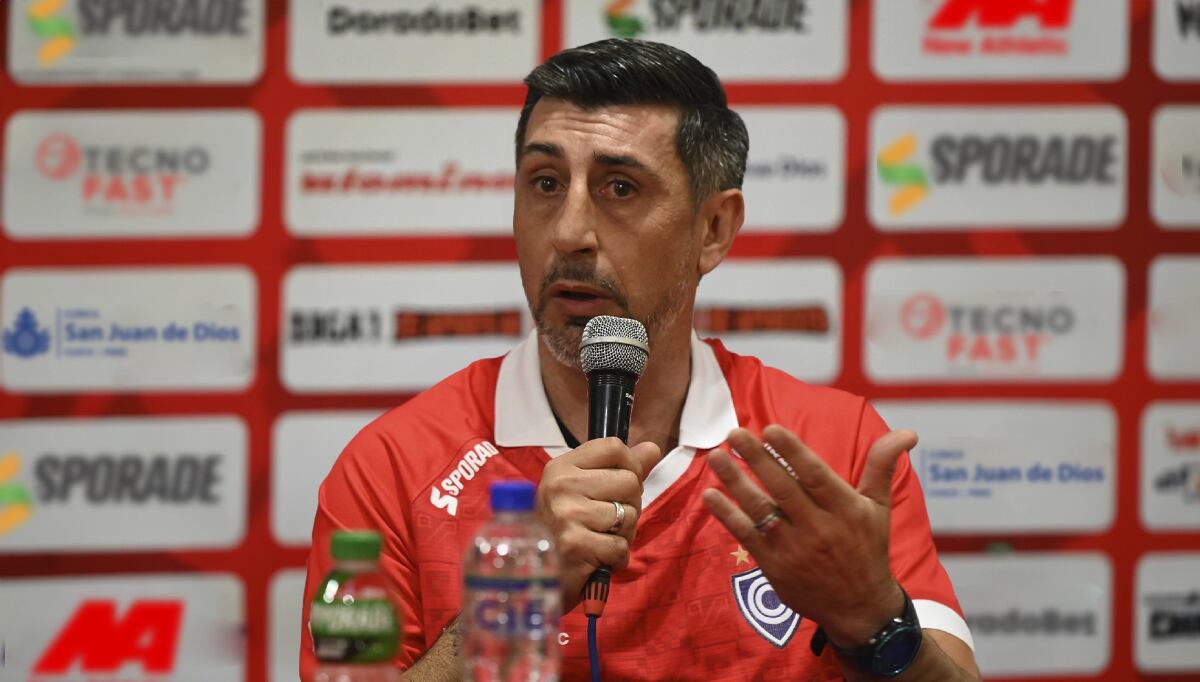 El entrenador de Cienciano se refirió sobre la separación de Cueva tras la denuncia de Pamela López. (Foto: Cienciano)