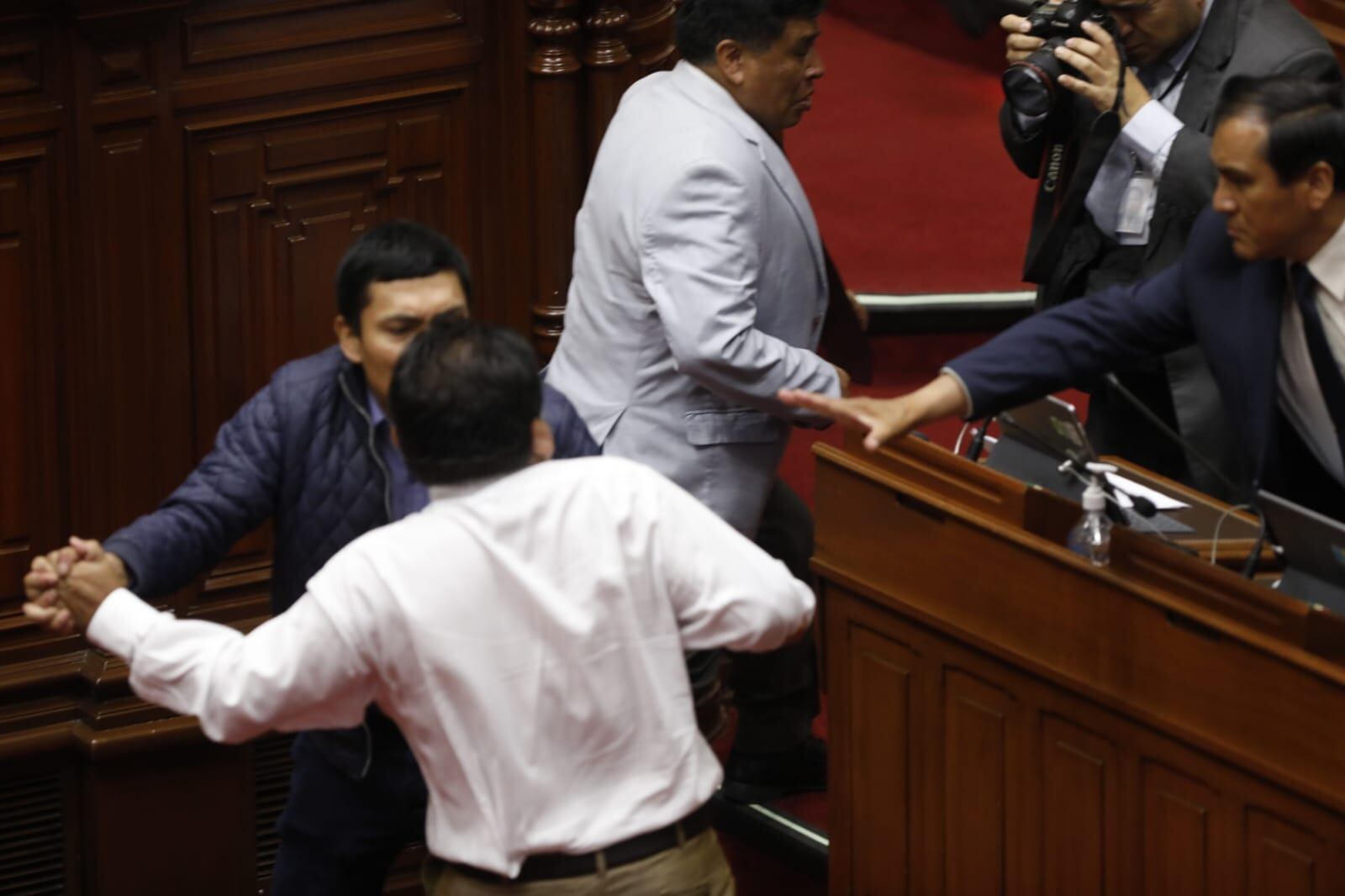 Momentos posteriores a la agresión de Pasión Dávila Juan Burgos en medio del Congreso. (Foto: César Bueno)