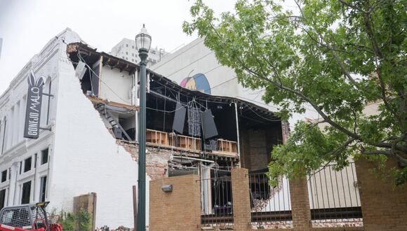 Grandes edificios habían perdido sus ventanales y los trozos de vidrio estaban esparcidos por las principales calles en Houston, Texas, por la tormenta que alcanzó 160 km/h. (Photo by Cécile Clocheret / AFP)