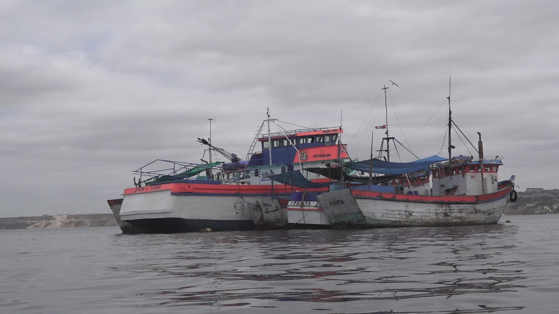 Desde la popa de esta embarcación se evidencia la inmensidad en comparación con las naves ubicadas a su lado.