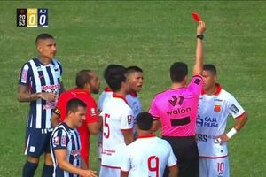 ¡Con uno menos! De la Cruz es expulsado tras falta contra Antoni en Alianza Lima vs Atlético Grau