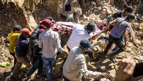 Los voluntarios recuperan un cuerpo entre los escombros de casas derrumbadas en Tafeghaghte, 60 kilómetros (37 millas) al suroeste de Marrakech. (Foto de Fadel SENNA / AFP)