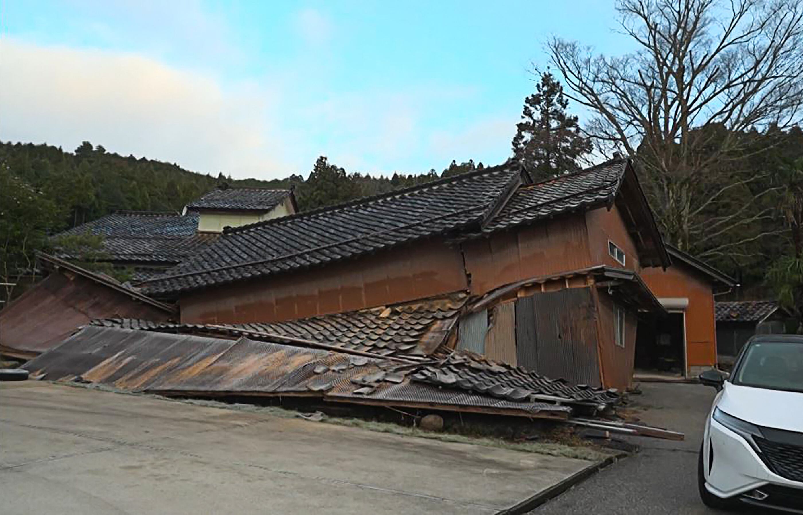 Un edificio derrumbado en la ciudad japonesa de Nanao, prefectura de Ishikawa, después de que un gran temblor de magnitud 7,6 sacudiera la región el día de Año Nuevo. (Foto de Fred Mery/AFPTV/AFP).