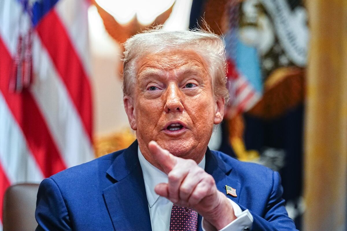 El presidente de los Estados Unidos, Donald Trump, mientras preside una reunión del Gabinete en la Sala del Gabinete de la Casa Blanca en Washington, DC, EE. UU., el 26 de agosto de 2025. (Foto de EFE/EPA/AARON SCHWARTZ)