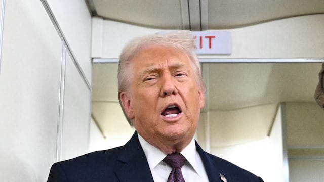 Donald Trump dice que cierra los ojos en las reuniones con su gabinete porque son “aburridísimas”
