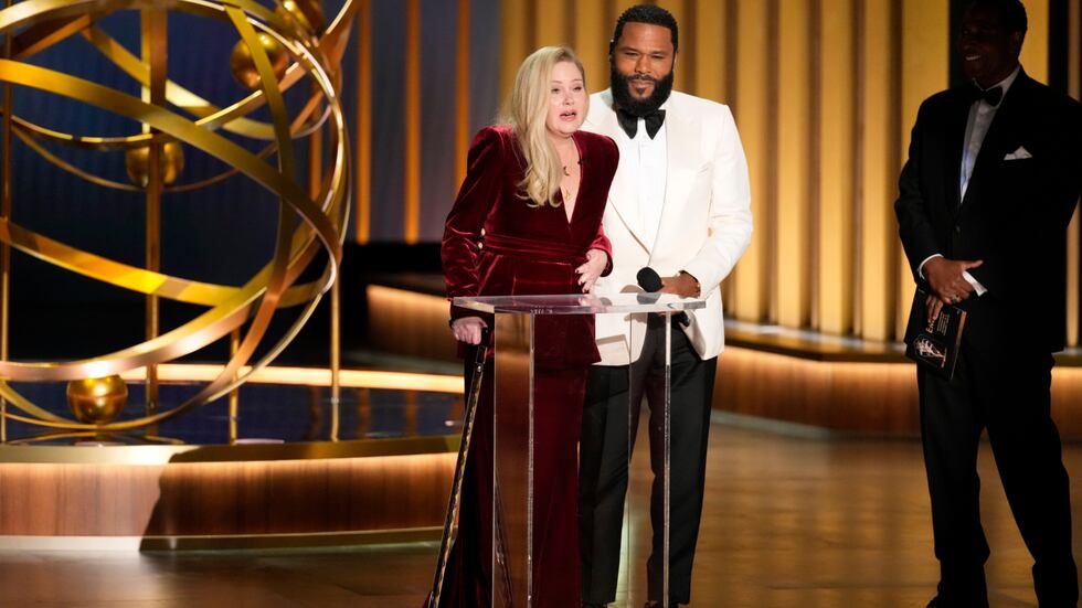 La actriz Christina Applegate entregó el primer premio de los Emmy 2023. (FOTOS-AGENCIA/AP)