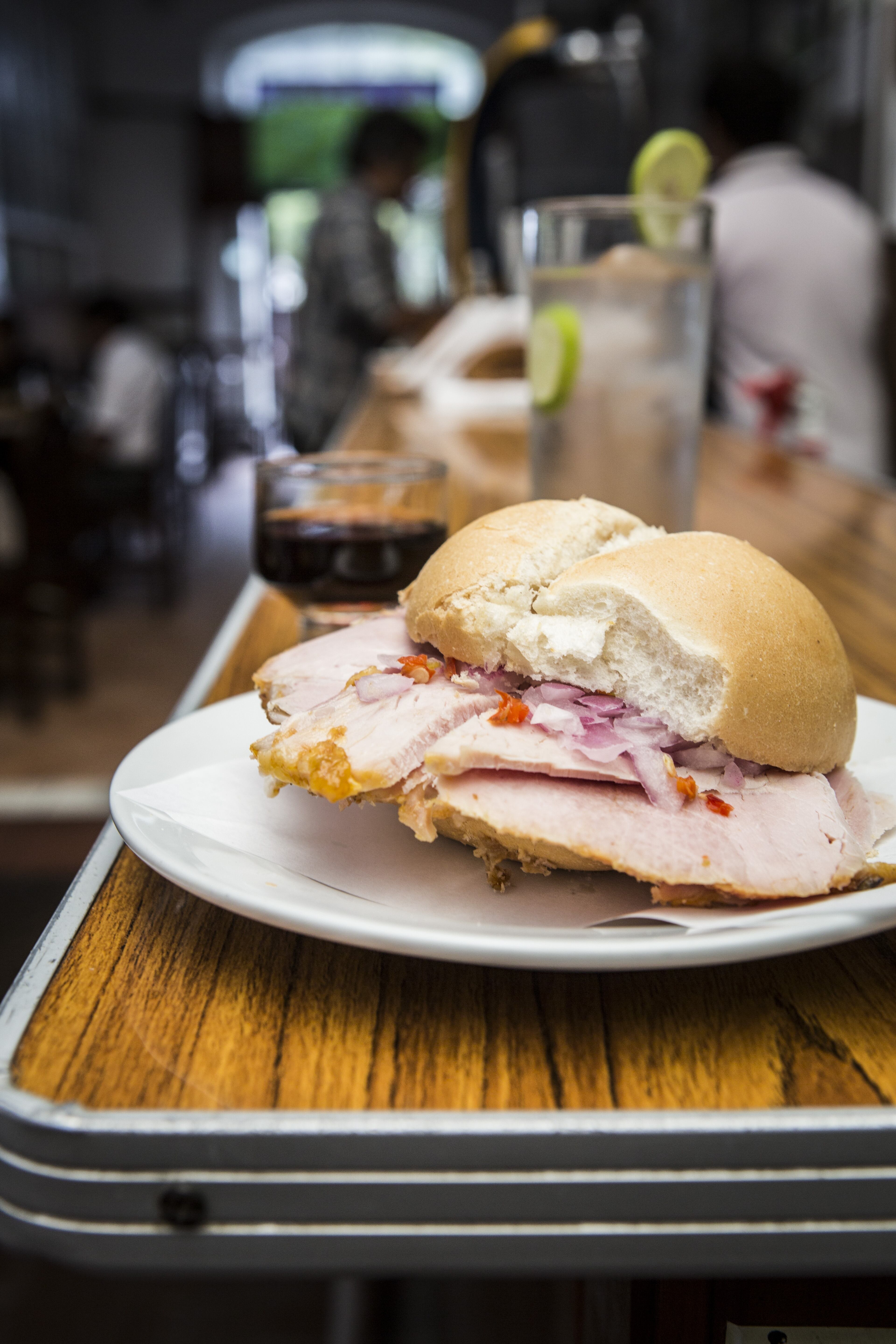 El Juanito es un punto obligado en el distrito de Barranco. Su carta conquista a comensales desde hace muchos años con sánguches como el de jamón de país con su deliciosa salsa de cebolla. (Foto: Marice Castañeda / GEC)