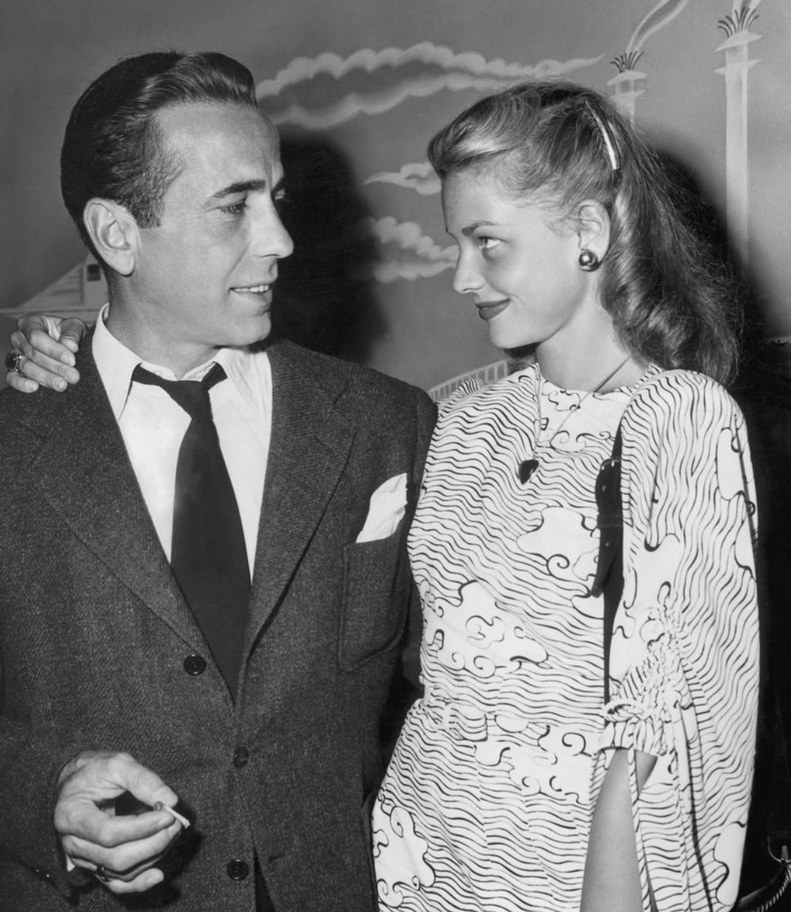 Humphrey Bogart y Lauren Bacall se llevaban 25 años cuando se conocieron durante el rodaje de "Tener y no tener" (1994). Johnny Deep y Amber Heard se llevan 22 años. La primera pareja tuvo dos hijos y estuvo unida hasta que el actor falleció en 1957. La segunda… la historia se cuenta en el documental de Netflix.