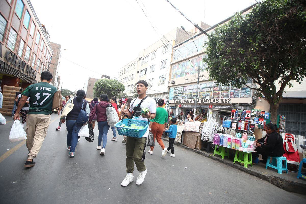Ambulantes informales invaden calles y jirones del Centro de Lima. Foto: Jorge Cerdan/GEC