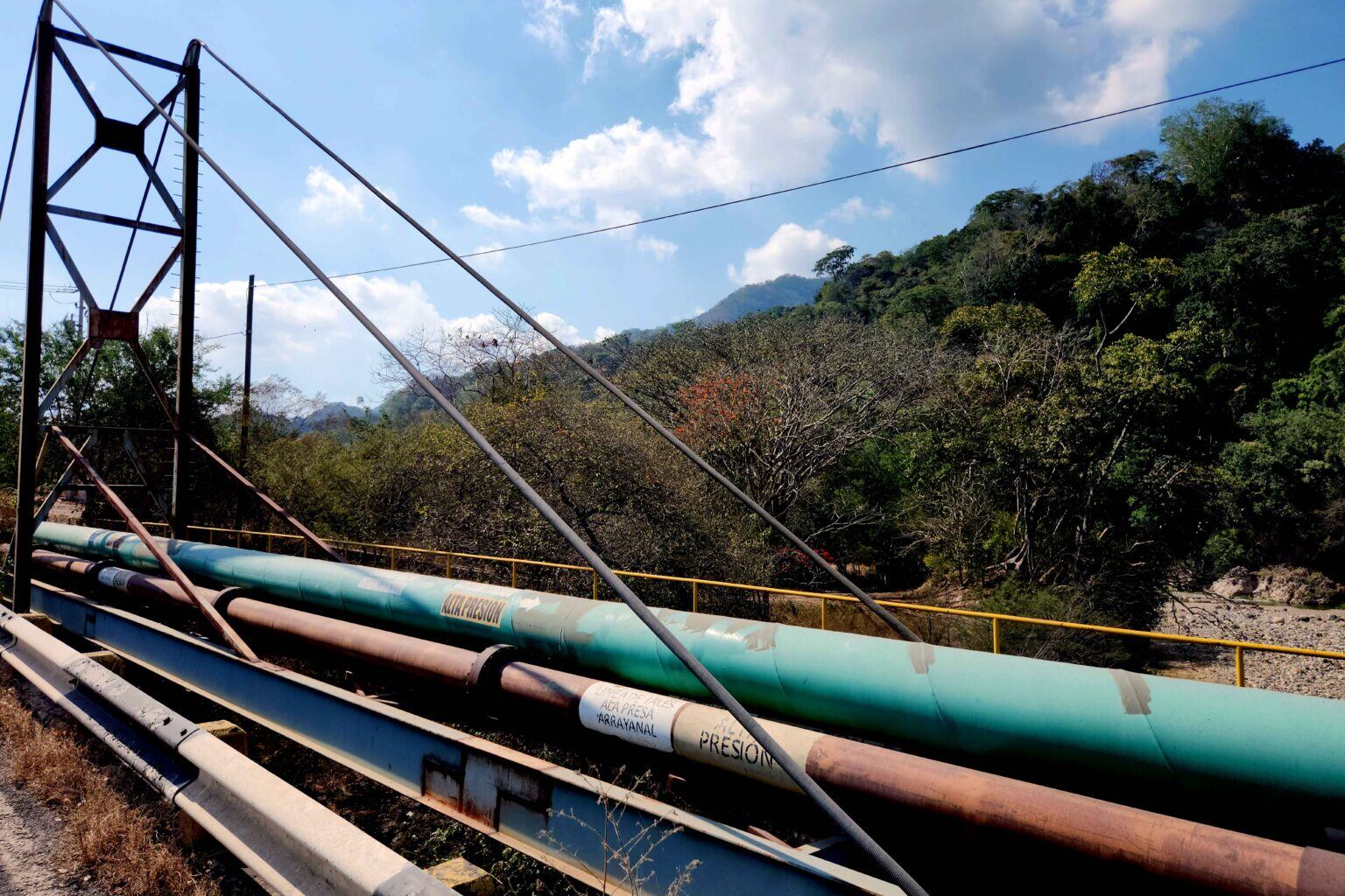 A lo largo de 46 kilómetros de la carretera federal 98, los tubos de 16 pulgadas de diámetro de los ferroductos que transportan la pulpa de mineral de hierro con agua se mezclan entre la flora. Foto: Analy Nuño.