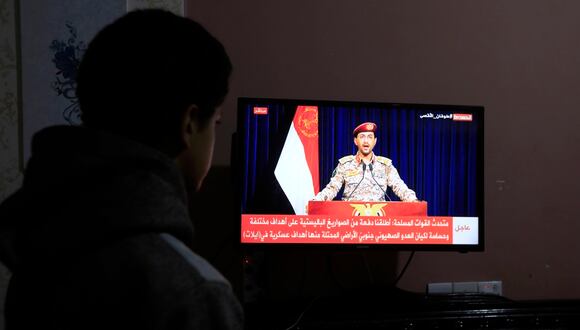 Un yemení mira una declaración televisiva del portavoz de los hutíes, el general de brigada Yahya Saree, después del lanzamiento de un ataque con misiles contra Israel, en Saná, Yemen, el 9 de noviembre de 2023. (Foto de EFE/EPA/YAHYA ARHAB)