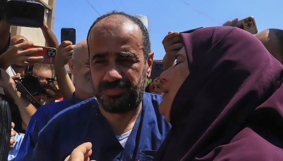 El director del hospital Al-Shifa, Mohammed Abu Salmiya, detenido por las fuerzas israelíes desde noviembre, es recibido por familiares después de su liberación junto con otros detenidos, en el hospital Nasser en Khan Yunis, en el sur de la Franja de Gaza, el 1 de julio de 2024. (Foto de Bashar TALEB / AFP)