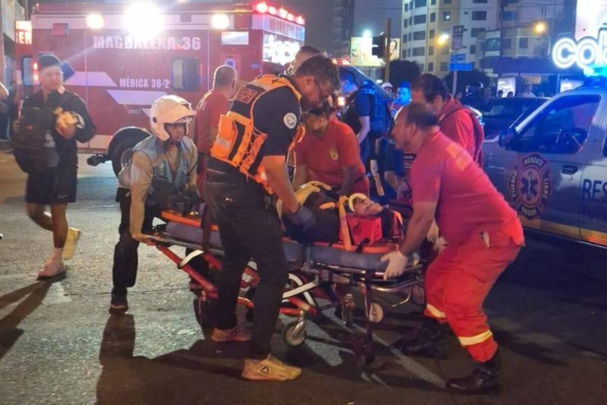 El accidente, registrado alrededor de las 10:45 pm, involucró a cuatro vehículos. (Foto: Facebook / Alerta Pueblo Libre)