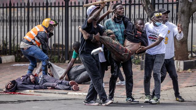 Las violentas protestas en Kenia que dejaron 23 muertos y parte del Parlamento quemado