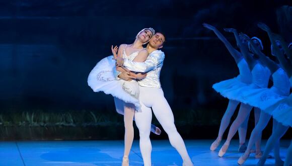 "El lago de los cisnes" cuenta el trágico romance entre el príncipe Siegfried y Odette, una doncella que se encuentra bajo un conjuro del malévolo brujo Rothbart que la convierte en un cisne blanco cada amanecer. (Foto: Óscar Muñoz/Ballet Municipal de Lima)