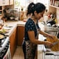 Los expertos en psicología coinciden: las personas que limpian mientras cocinan buscan regular el estrés