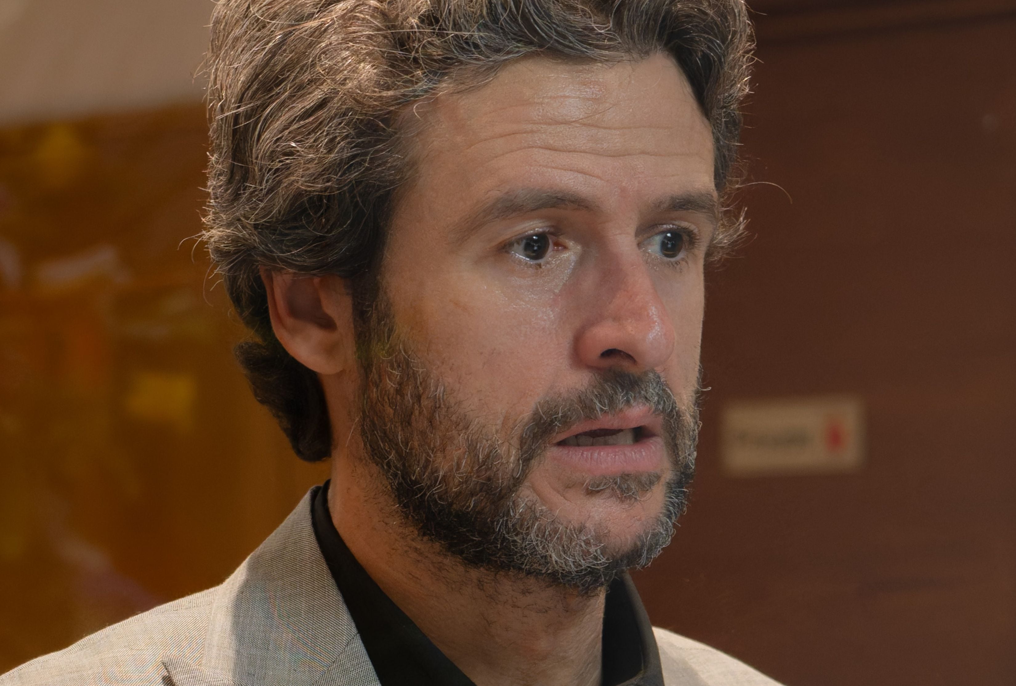 Diego Martín como José Miguel “Chemi” Fondao en una escena de la temporada 3 de la serie española "Muertos S.L." (Foto: Netflix)