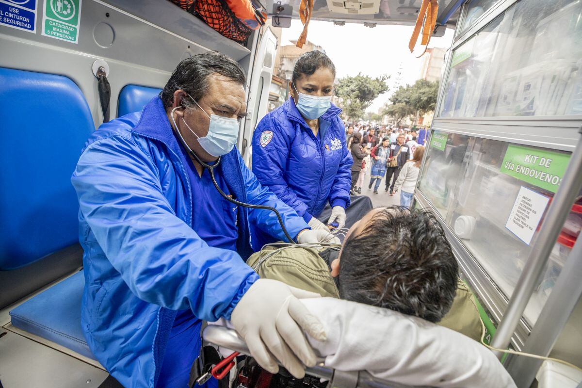 EsSalud atendió a ciudadanos que presentaron dolencias durante desfile en la avenida Brasi
