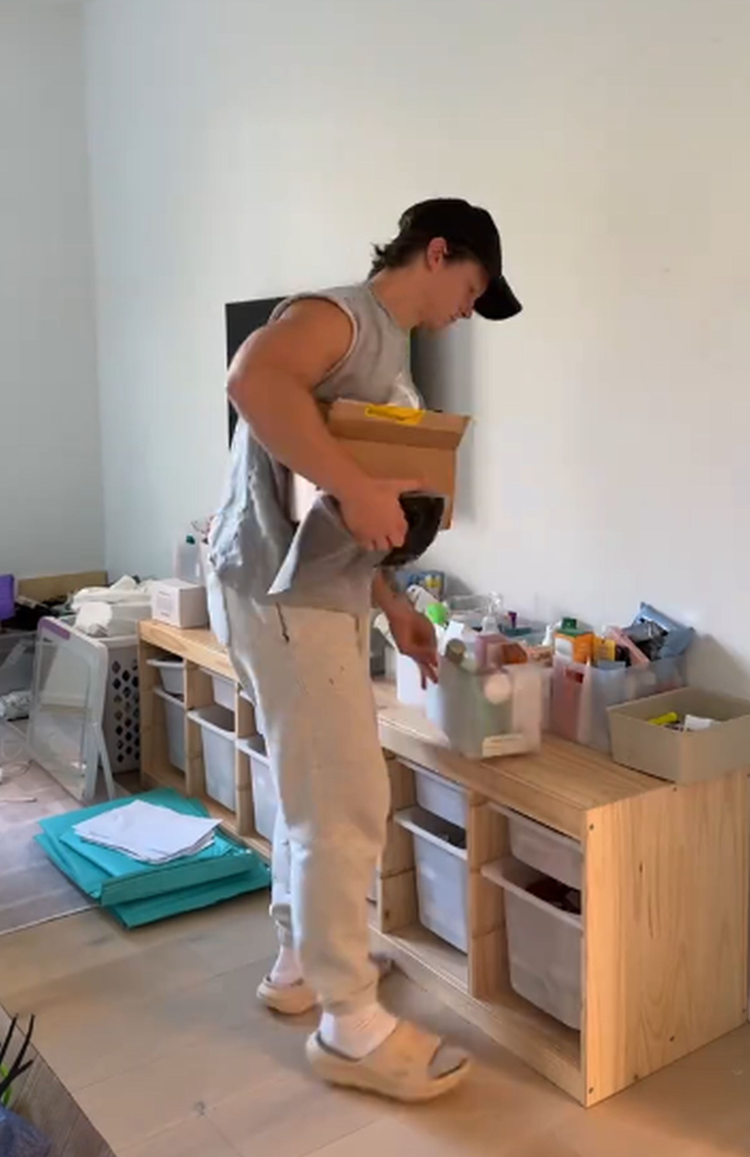 Josh Herbert se encargó de transformar una habitación desordenada y llena de cajas para que su esposa pueda trabajar ahí. (Foto: @abbieherbert / TikTok)