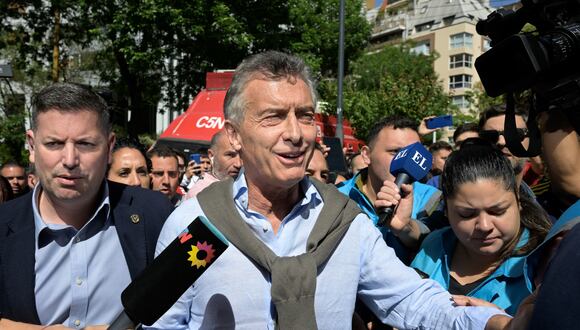 El expresidente de Argentina (2015-2019), Mauricio Macri, hace gestos al llegar a un colegio electoral en Buenos Aires, durante la segunda vuelta de las elecciones presidenciales el 19 de noviembre de 2023. (Foto de JUAN MABROMATA/AFP).