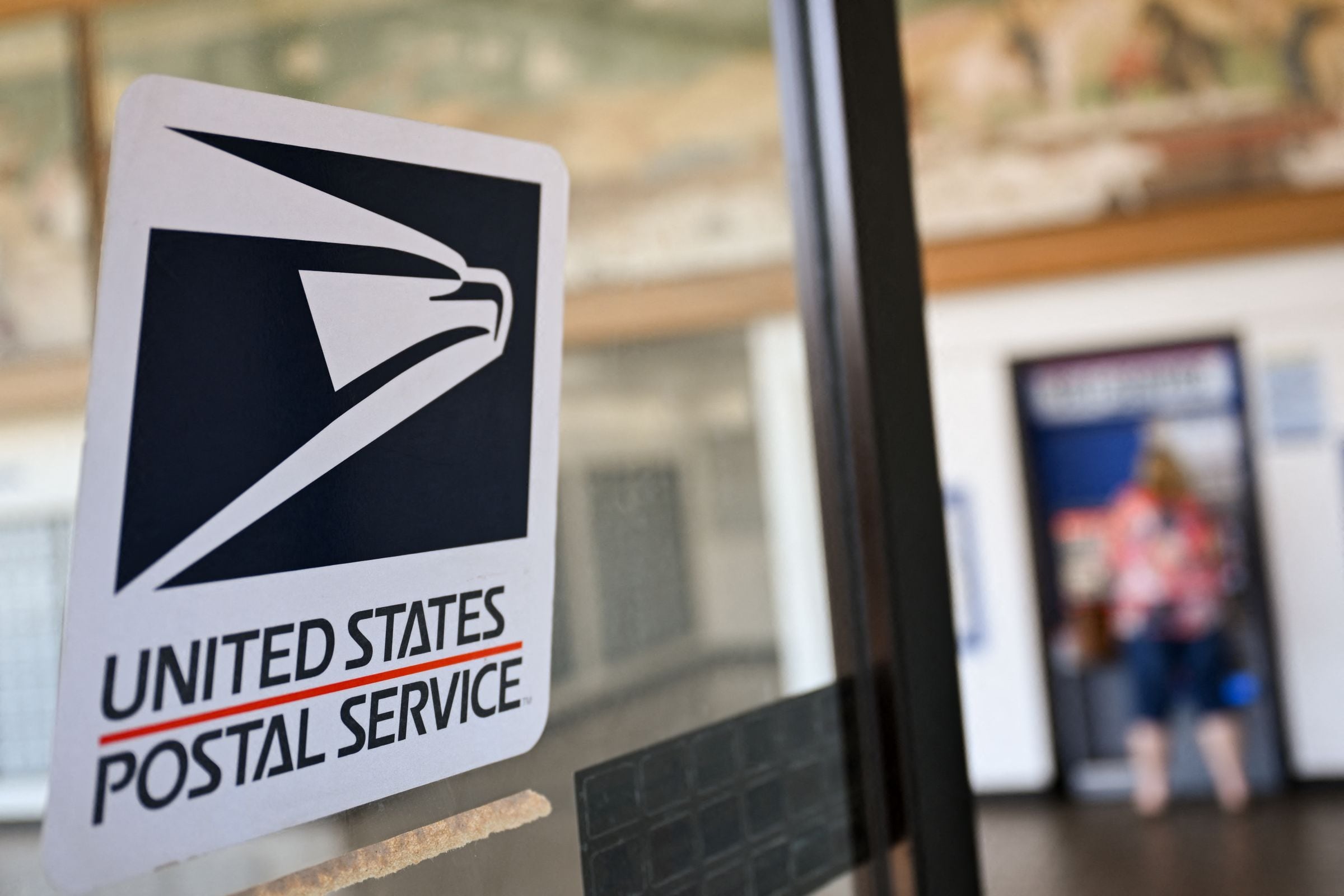 Oficina del Servicio Postal de EE.UU., donde los cambios de tarifas impactarán a millones de usuarios (United States Postal Service/ Imagen referencial no válida legalmente, solo usada con fines educativos)