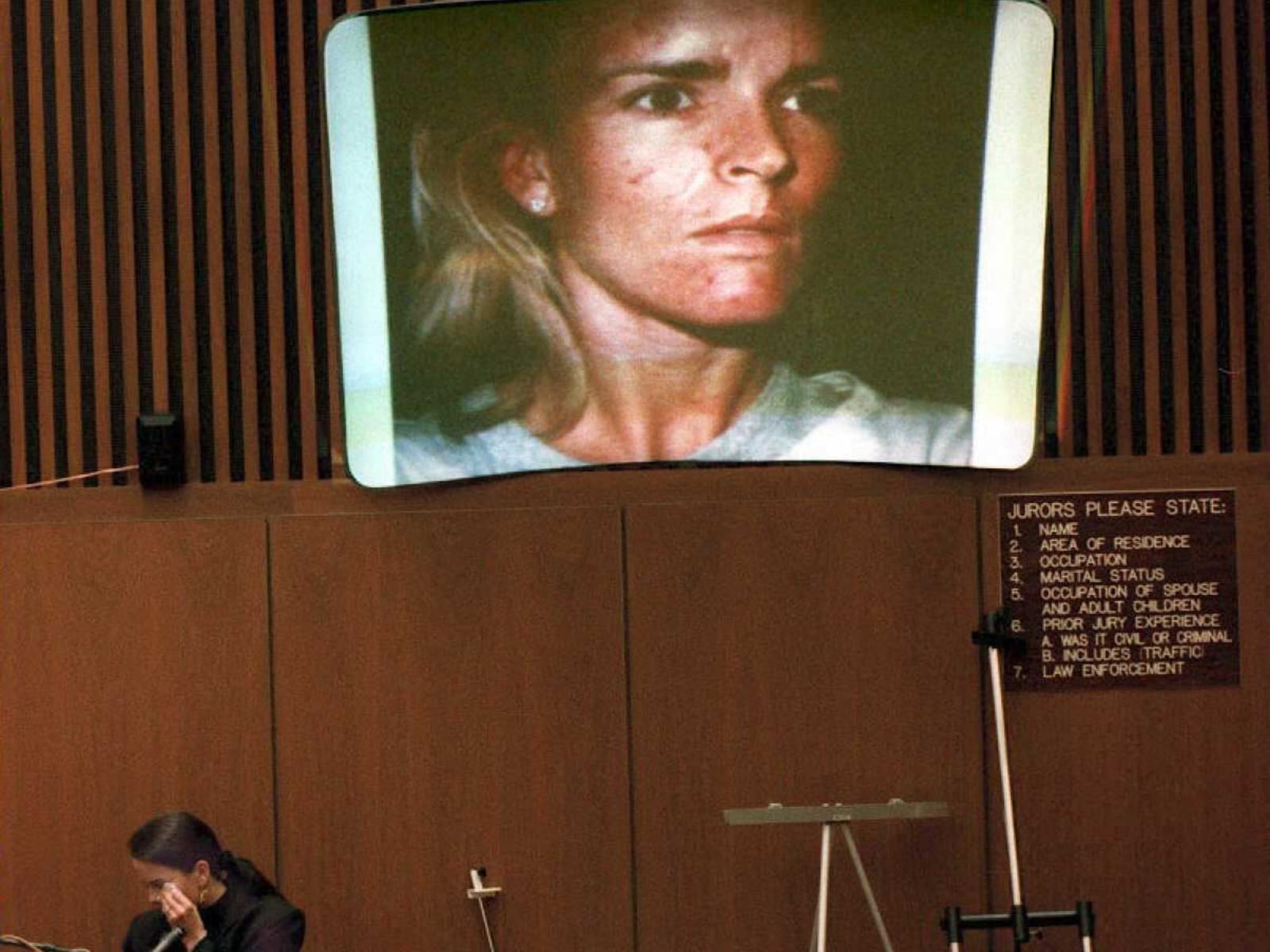 La fotografía de Nicole Brown Simpson en el juicio por el doble homicidio con O.J. Simpson como el acusado (Foto: AFP)