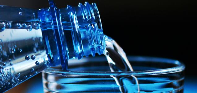 Qué le pasa a tu cuerpo si tomas demasiada agua mineral