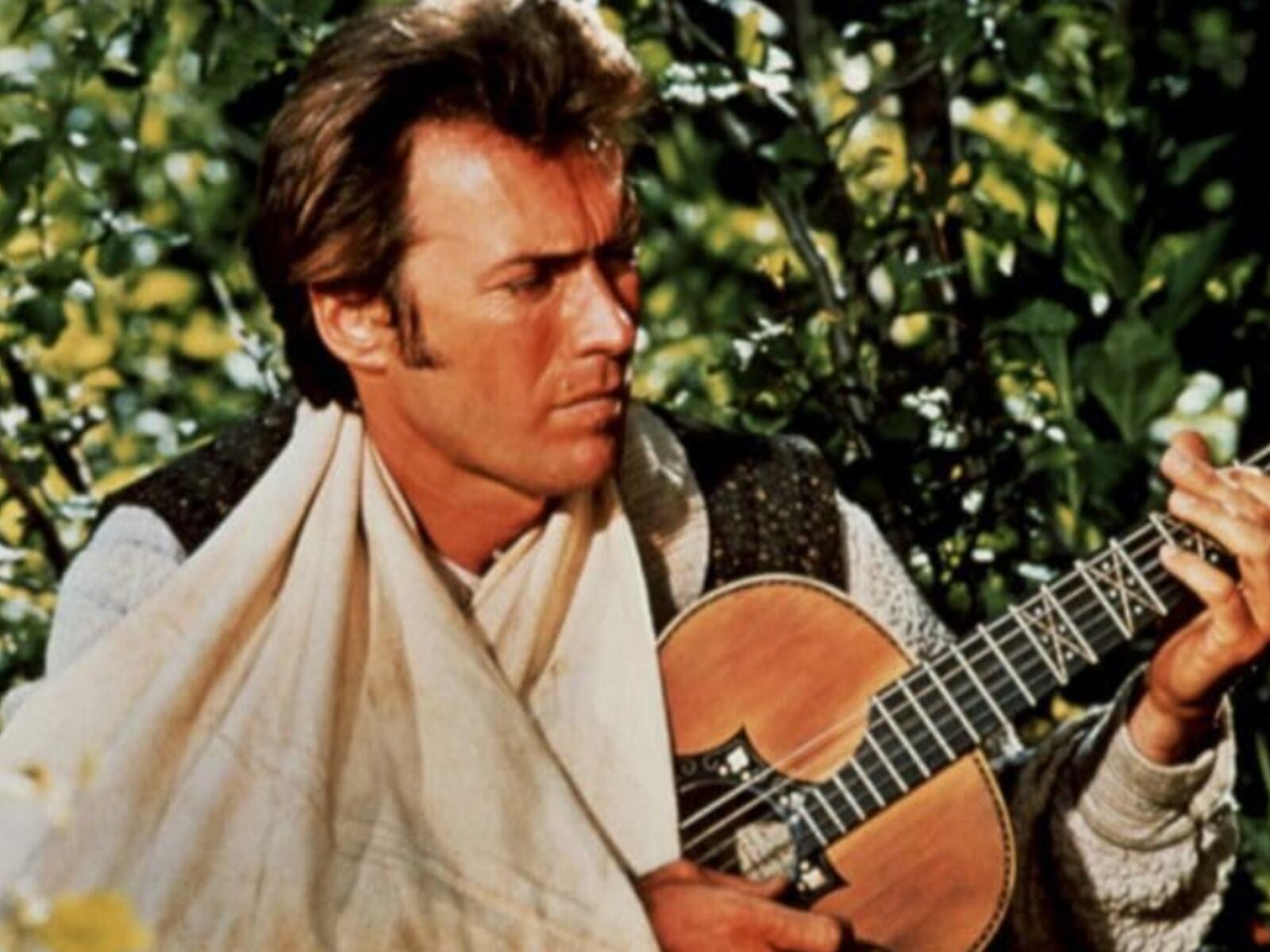 Clint Eastwood toca la guitarra en una escena de la película "La leyenda de la ciudad sin nombre" (Foto: Paramount Pictures)