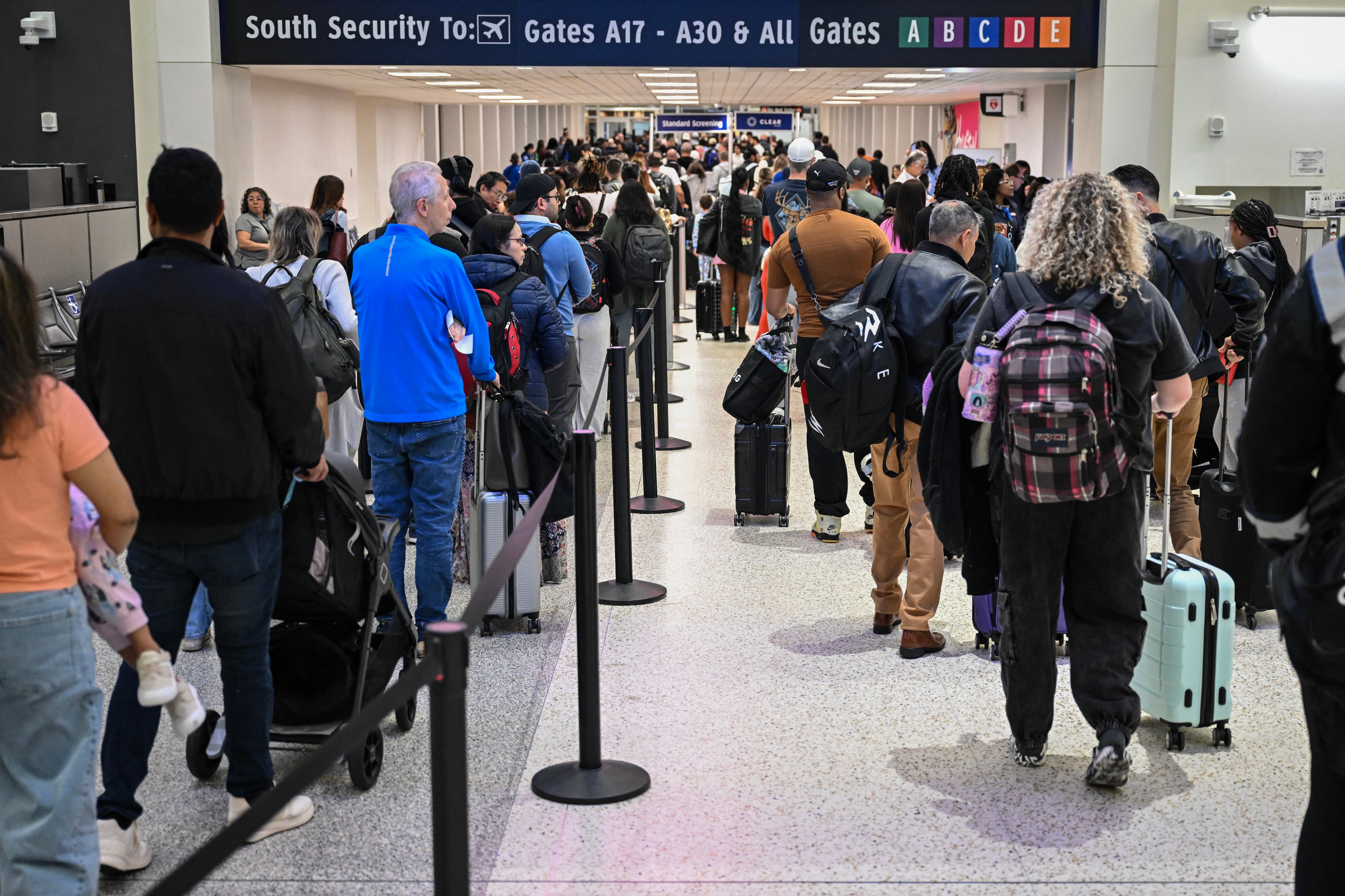 Ante la falta de personal del TSA en los aeropuertos, los pasajeros inscritos al programa PreCheck también resultan afectados. (Crédito: RONALDO SCHEMIDT / AFP)
