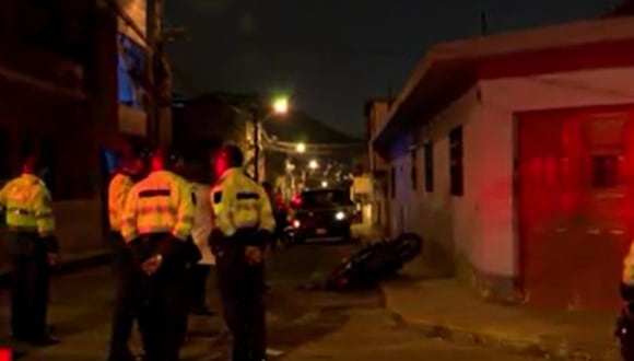 Sujetos desconocidos asesinaron a balazos a un motociclista. (Foto: Captura/América Noticias)