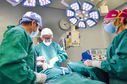Cirugía cerebral con el paciente despierto: la operación que ayuda a preservar las emociones. (Foto archivo: INSN)