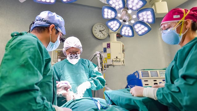 Cirugía cerebral con el paciente despierto: la operación que ayuda a preservar las emociones