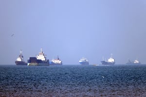 En esta fotografía, obtenida de la agencia de noticias iraní ISNA el 4 de mayo de 2026, se observan buques anclados en el estrecho de Ormuz, frente a Bandar Abbas, en el sur de Irán. (Foto de Amirhossein KHORGOOEI / ISNA / AFP).