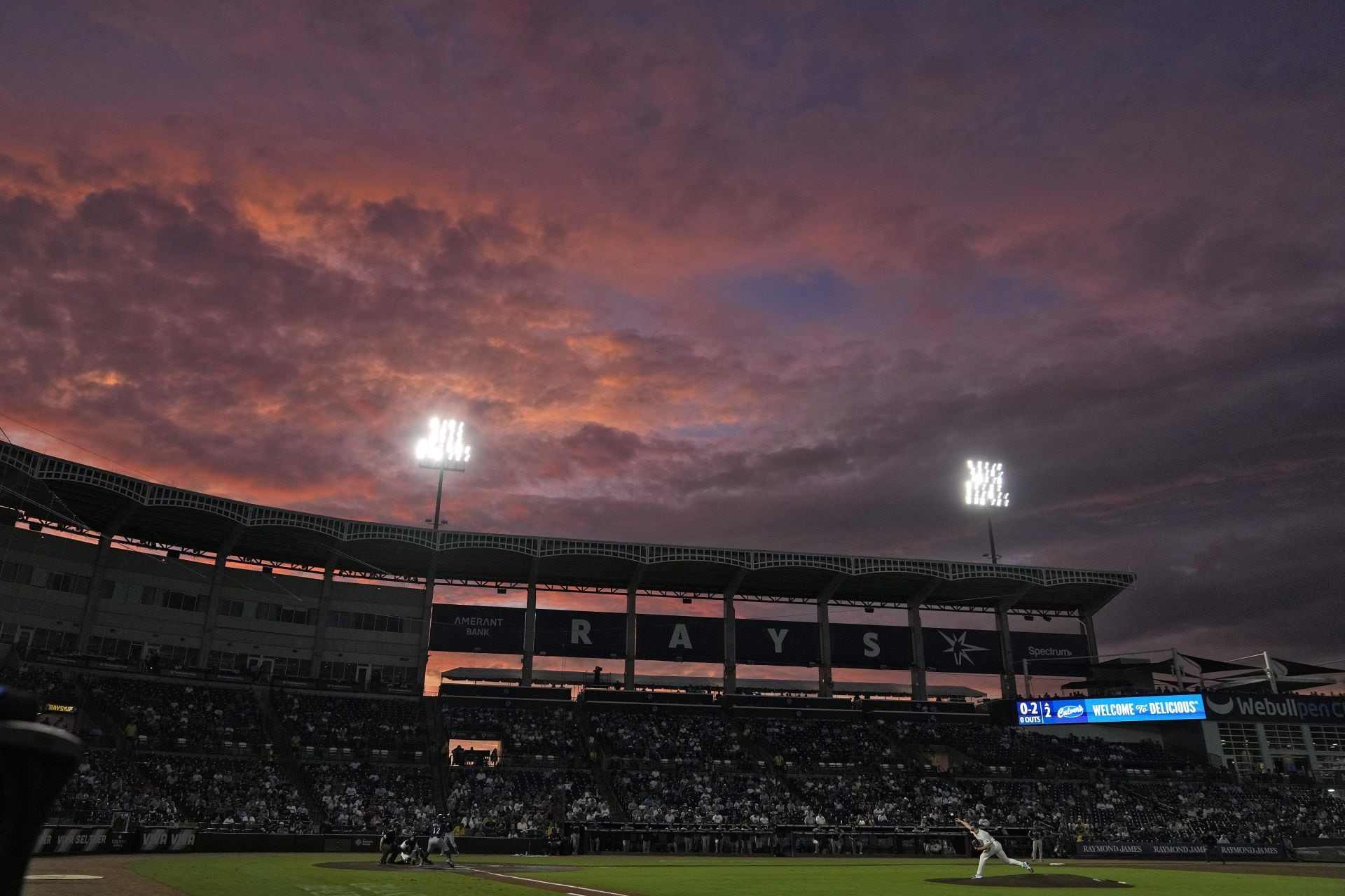 El sol se pone sobre el Steinbrenner Field durante la segunda entrada de un partido de béisbol de Grandes Ligas entre los Rays de Tampa Bay y los Marineros de Seattle el miércoles 3 de septiembre de 2025 en Tampa, Florida. (Foto AP/Chris O'Meara)